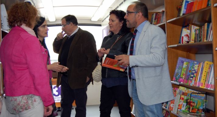 Rey (dcha.) conversa con Tarancón en presencia del alcalde de Tardelcuende. /Dip.