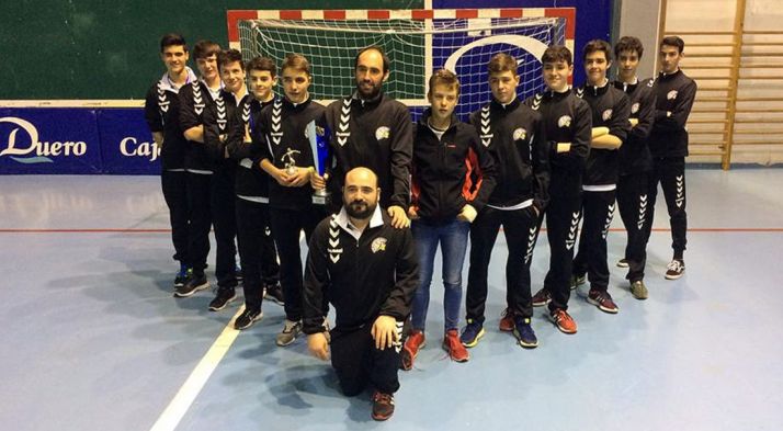 Los cadetes, tras su triunfo en el torneo de Ágreda este año. /CBMS