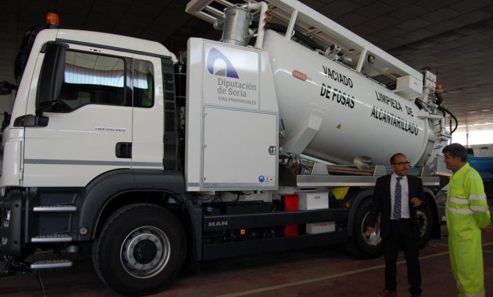 El presidente de la Diputación, junto a un empleado y a uno de los nuevos camiones. /Dip.