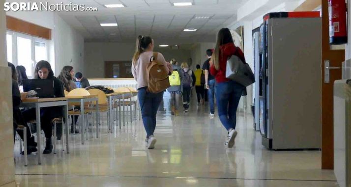 Uno de los pasillos del Campus Duques de Soria este pasado curso. /SN