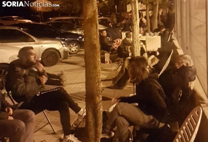 Aficionados esperando su turno a las 02:30 horas. /SN