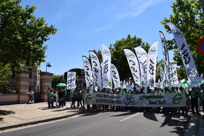 Medio millar de delegados de CSIF exigen negociación y las 35 horas ante la Consejería de Presidencia