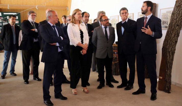 La consejera, este lunes en la planta de Resinas Naturales, en Almazán. /Jta.