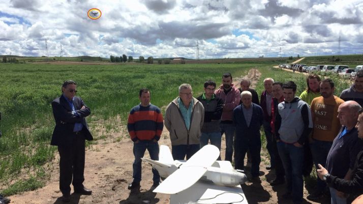 Un momento de la jornada. Arriba, en un círculo, un dron sobrevolando la zona. /Soriactiva