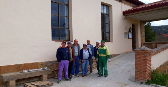 Las labores de un grupo de voluntarios mejoran entornos de Hinojosa de la Sierra