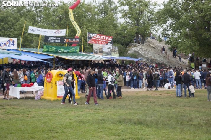 Fotografías: el color del cielo no amarga la fiesta del Lavalenguas en los chiringuitos