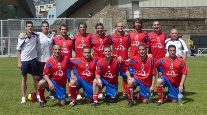 Los veteranos, en unas instalaciones deportivas del Principado. /CDN