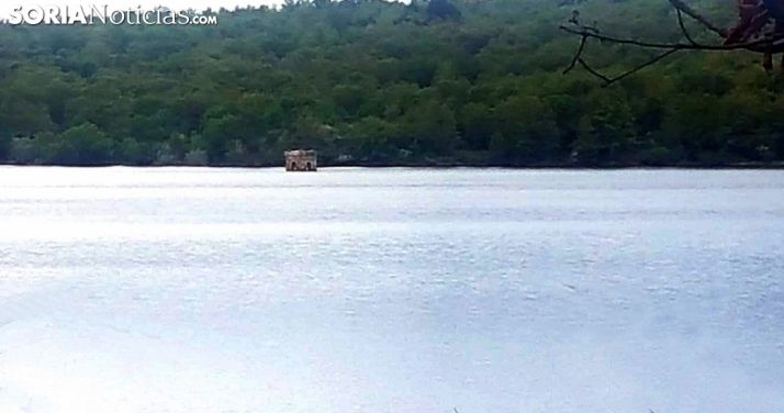 Una imagen del embalse, con la torre de La Muedra, la pasada semana. /SN