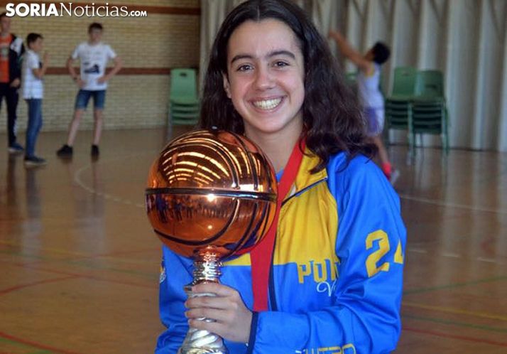 Paula, feliz con el trofeo. /SN