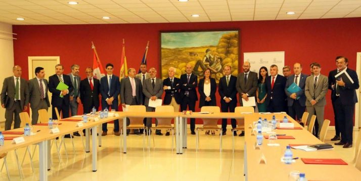 La firma del acuerdo entre la Consejería y entidades financieras. /Jta.