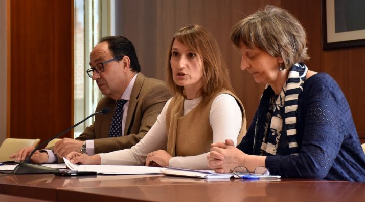 Rocío Lucas, en el centro, acompañada por Pilar Ruiz y Manuel López.