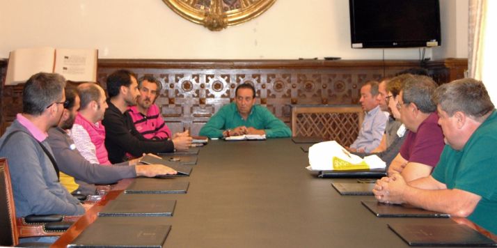 Reunión entre las partes implicadas. /Dip.