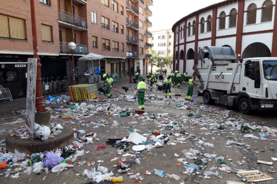 La lluvia no puede con toda la basura del Viernes de Toros