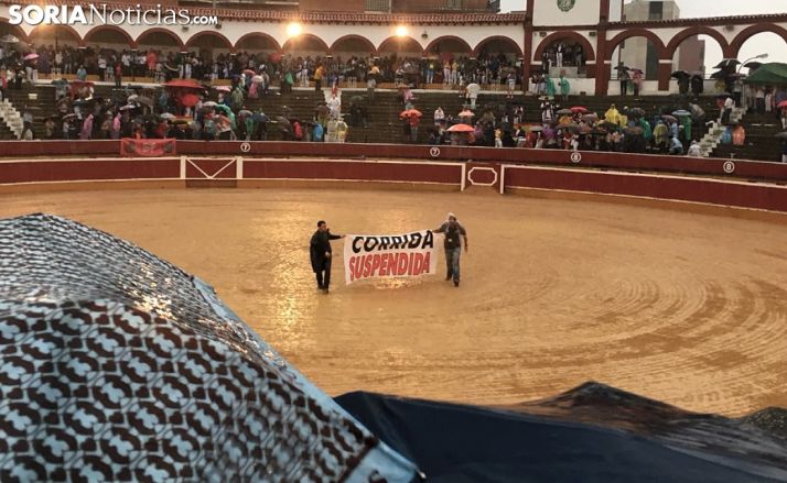 Dos operarios indican con una pancarta, en el centro del albero, la suspensión. /SN