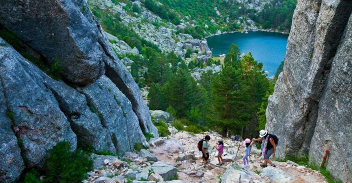 Autobuses y regulación de accesos de sábado a domingo en la Laguna Negra