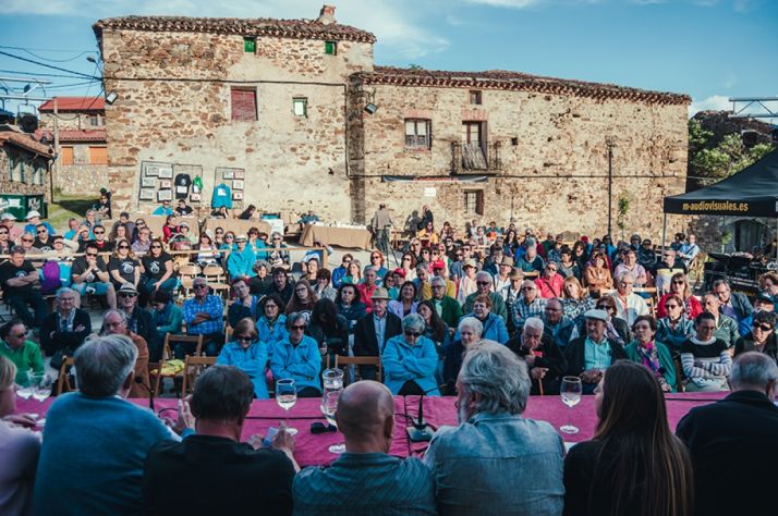 Sarnago rinde homenaje a la novela La lluvia amarilla de Julio Llamazares y realiza su última jornada de trabajo de la primavera