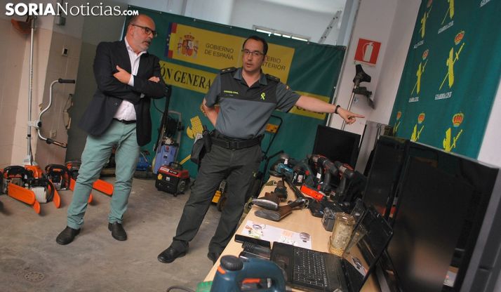 El subdelegado y el teniente coronel con algunos de los objetos recuperados. /SN