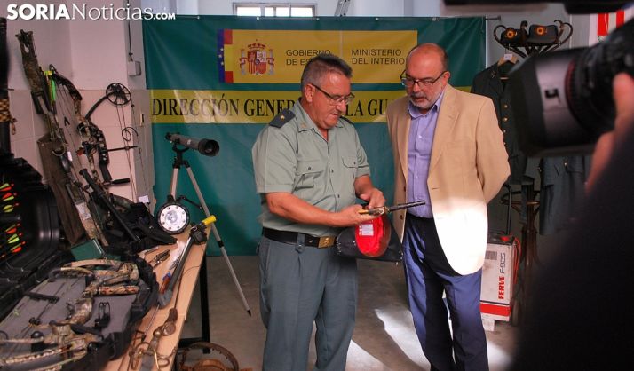 El subdelegado (dcha.) con el comanandante accidental este viernes. /SN