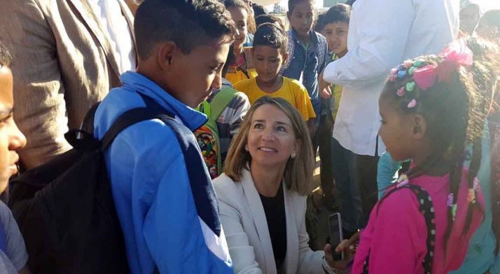 Alicia García con niños saharauis llegados a CyL en verano. 