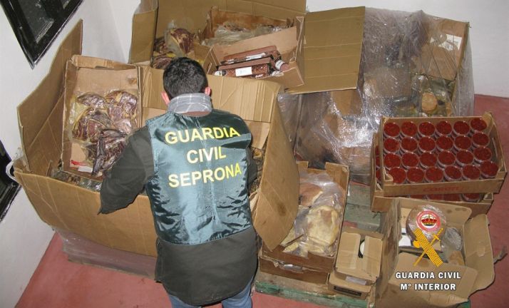 Un agente del SEPRONA con uno de los lotes decomisados. /GC