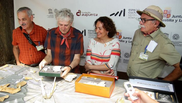 La consejera con miembros del equipo de excavaciones. /Jta.