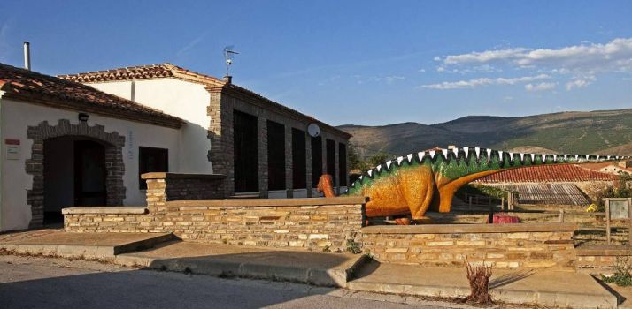 Exteriores del aula paleontológica de Villar del Río. 