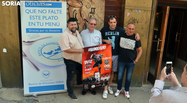 Crespo e Izquierdo (ctro.) flanqueados por organizadores del festival este viernes. /SN