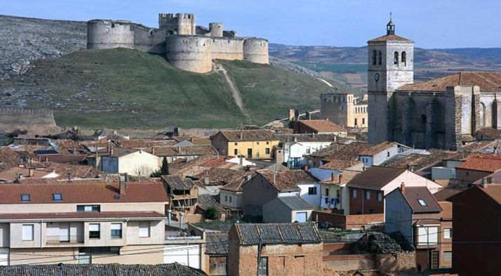 Una imagen de la localidad con su castillo al fondo. 