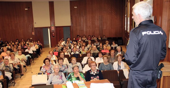 Un agente del CNP en una charla a la agrupación de amas de casa de la capital. /Subdeleg