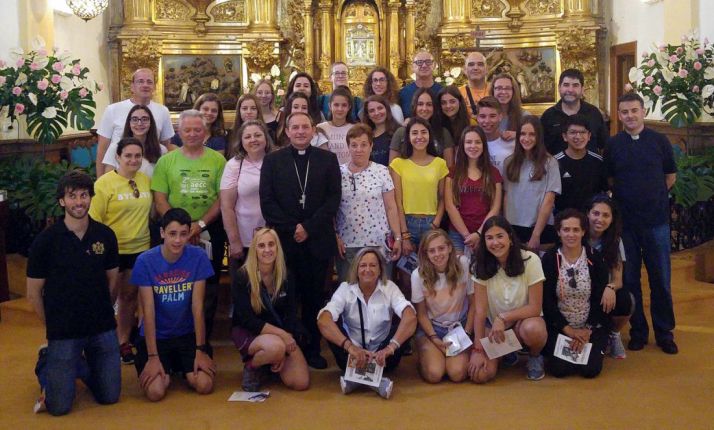 El grupo, en la iglesia del Carmen, en El Burgo. /DOS