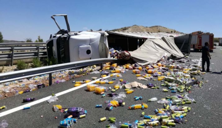 Imagen del vehículo siniestrado y su carga. /Dip.