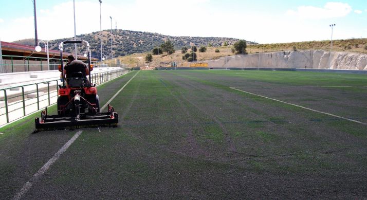 Labores en el campo de césped artificial de Los Pajaritos. 
