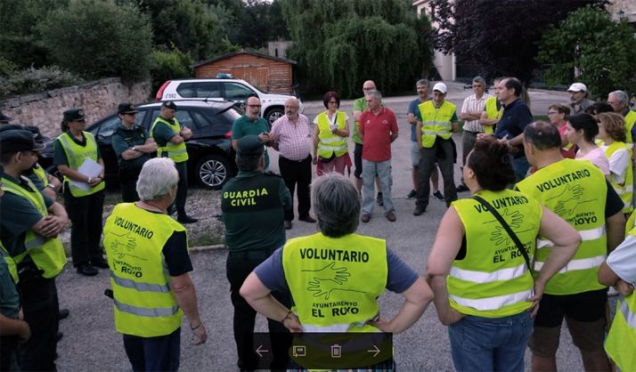 El subdelegado, (fondo izda.) agradeciendo la labor del operativo de búsqueda. /Subdelegación