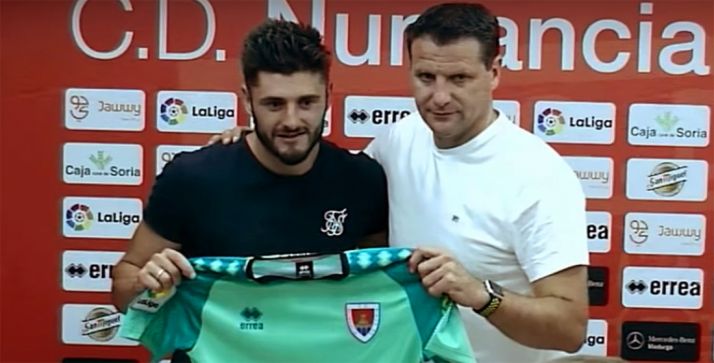 El nuevo portero (izda.) con el director técnico. /CDN