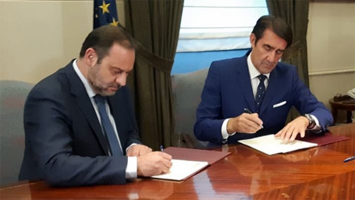 El ministro (izda.) y el consejero en la firma del acuerdo. 