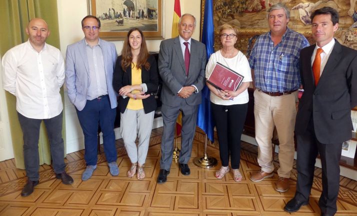 La comisionada (dcha.) junto con los participantes del encuentro. /FOES