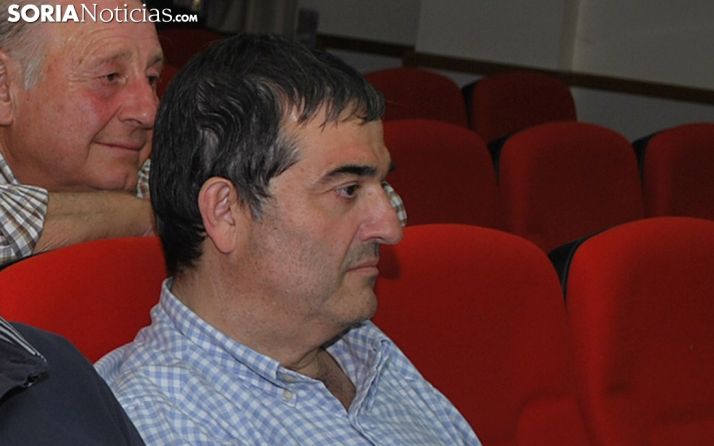 Alberto Santamaría arropado por Vidal Gil esta madrugada de miércoles. /SN