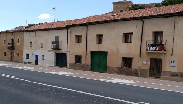 Pancartas de la Soria Ya en la N-122 a su paso por Velilla de San Esteban.