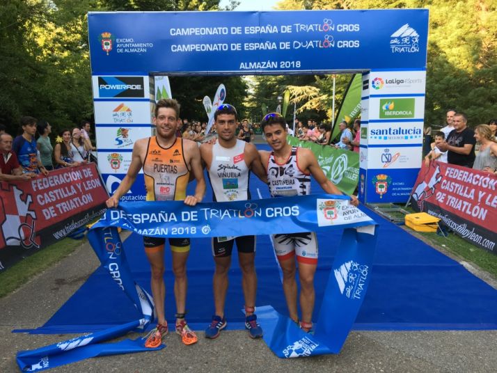 Podium prueba masculina. /@FedeTriatlonCyL