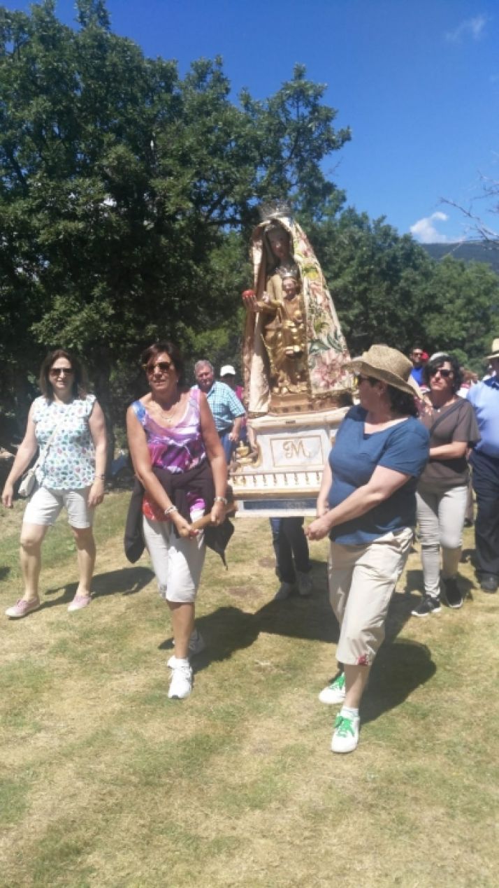 Cientos de personas en la romería de la Virgen del Castillo