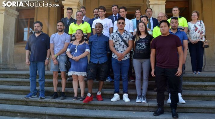 Los participantes, con autoridades y formadores tras la entrega de diplomas. /SN