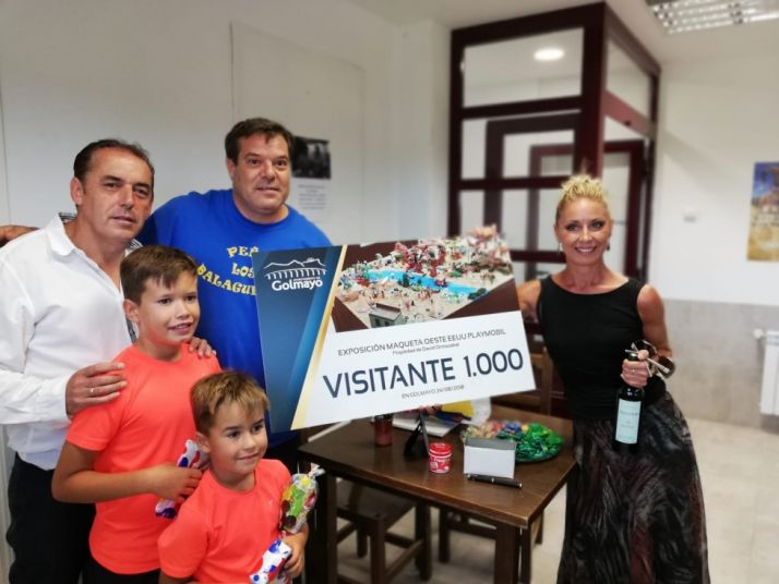 Fotografía del diploma y la botella de vino que se le entregó a Eva Valtueña. 