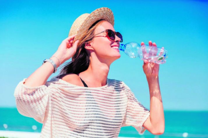Mujer con una botella de agua.