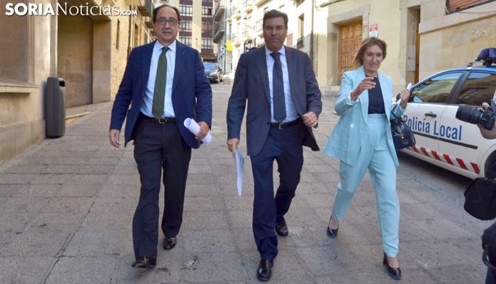 El consejero (ctro.), junto a la viceconsejera de Empleo y al delegado de la Junta. /SN