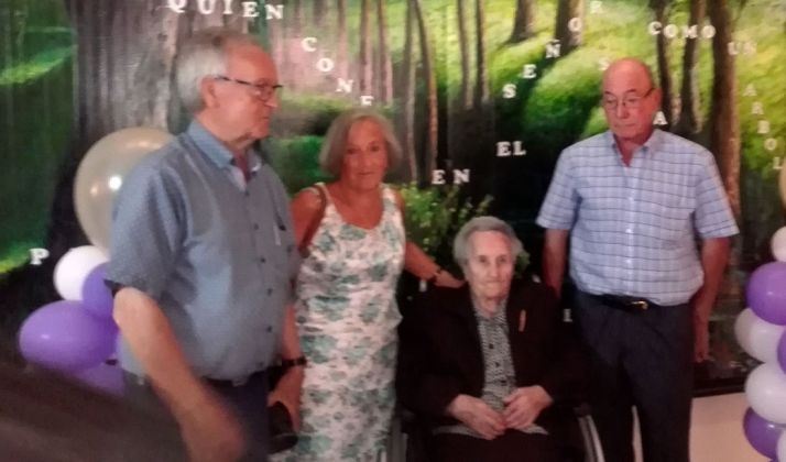La centenaria, con sus tres hijos en el homenaje. /Dip.