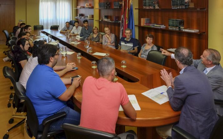Encuentro con los participantes de los programas Añoranza y Raíces. /Jta.