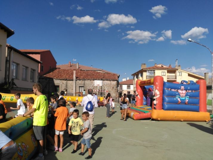 Hinchables, pelota y buena música por las fiestas de Abejar