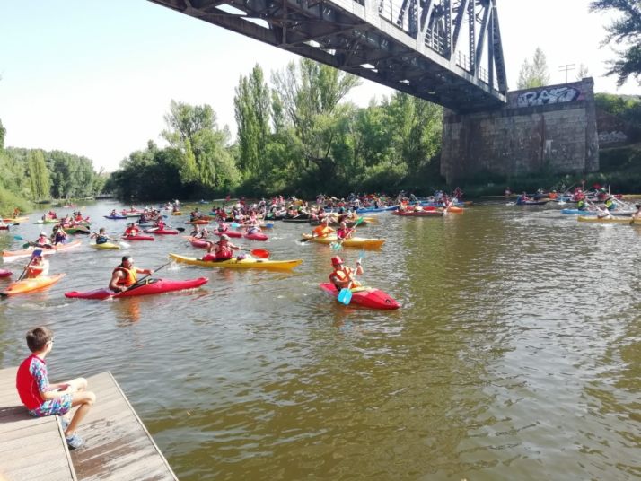 Piragüistas, junto al puente de San Saturio. Fotos M. Audiovisuales.