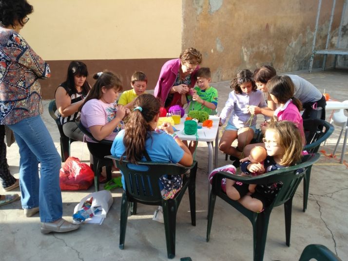 El ganchillo une generaciones en Añavieja