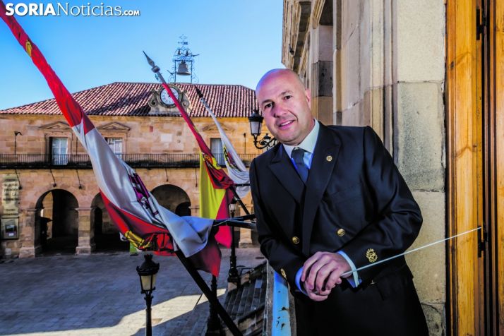 José Manuel Aceña, en el balcón del Ayuntamiento de la capital, al fondo la Audiencia, teatro fetiche de la Banda Municipal. Carmen de Vicente. 